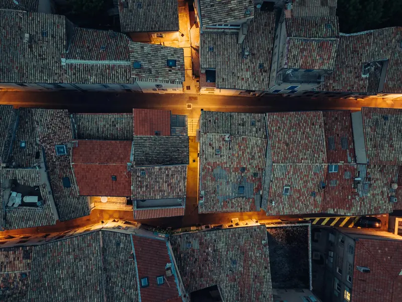 Tetti di un centro storico con mappa termica