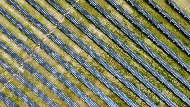 File di pannelli fotovoltaici in vista termica